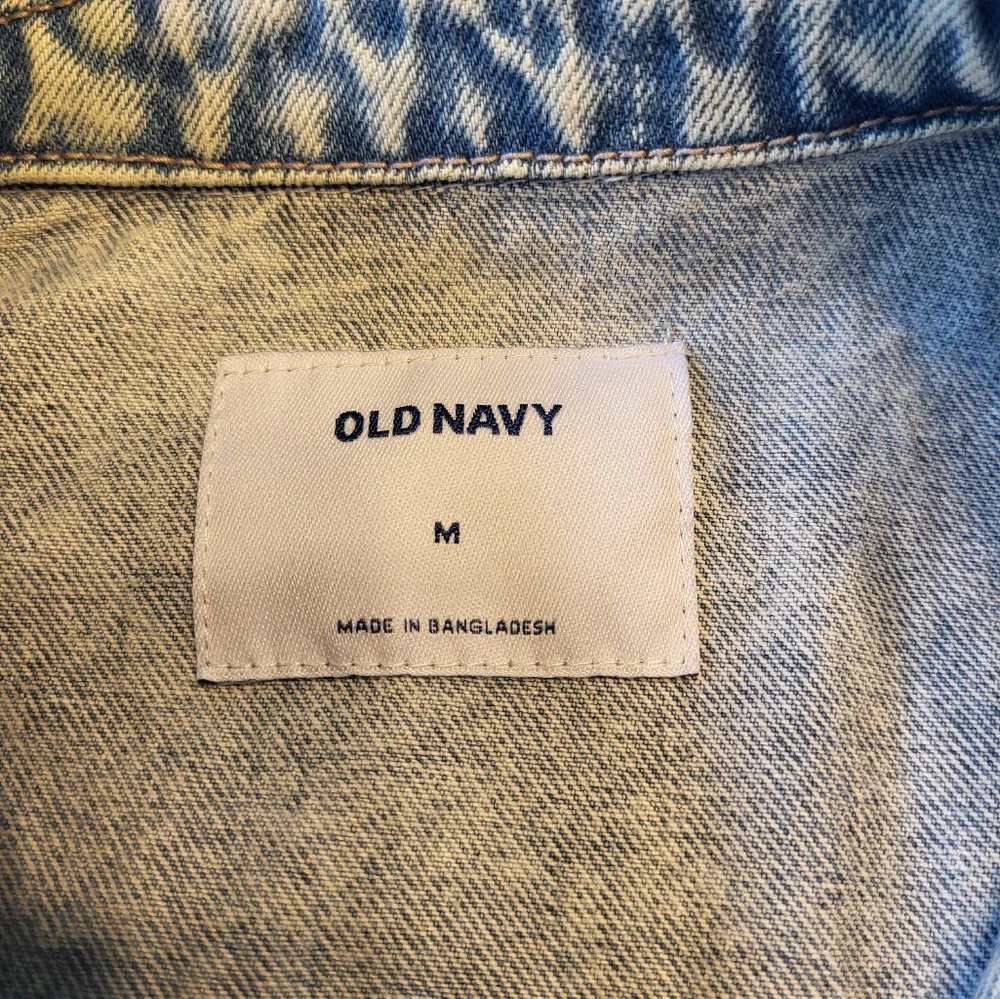 Old Navy Women's Size Medium Light Wash Button Up Distressed Denim Jean Jacket